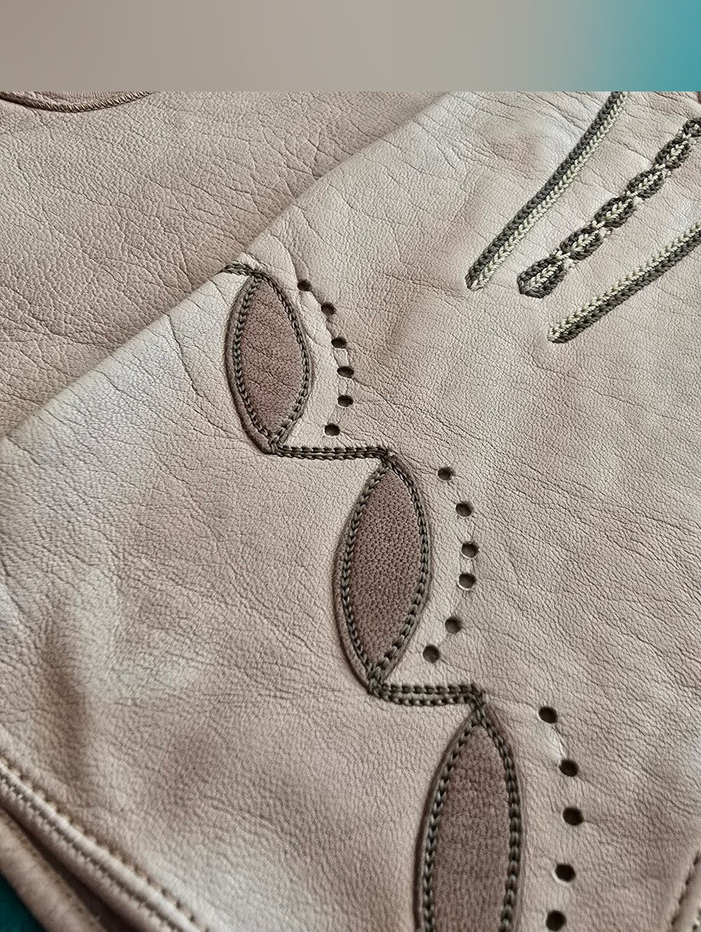 Perrin’s Make - Vintage Leather Gloves, Beige / Mushroom, Size 6.75 - Picture 2 of 5